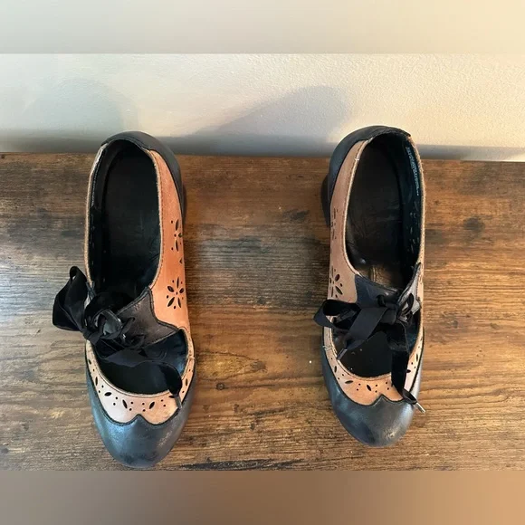 Børn brown Mary Janes with cut out and front tie. Size 8. - Picture 7 of 7